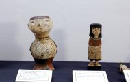 人面形象土器。女性を象った木製の人形。幾何学模様を全身に付けている